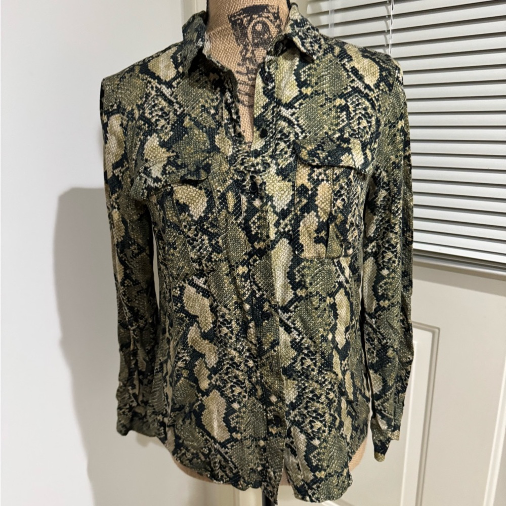 H&M long sleeve olive green and cream button downn shirt size 6